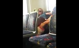 Lesbica lecca la sua amica in treno
