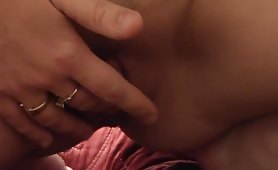Porno moglie fa godere il marito con un dito nel culo