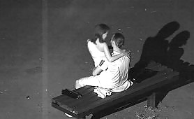 Telecamera notturna filma una coppia che fa sesso su una panchina nel parco