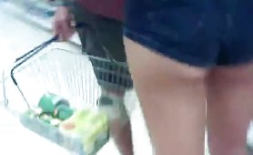 Puttanella con il culo di fuori fa la spesa al supermercato