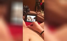 Ragazza italiana si masturba guardando un video porno con lesbiche