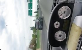 Milf italiana guida in autostrada con le tette al vento