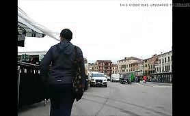 Guardone filma culi di donne per strada