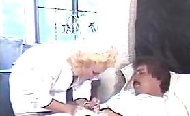 Una sexissima film porno vintage col infermiera biondona e paziente arrapato
